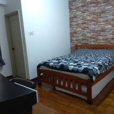 3Rooms 10Pax Mc 5 Star Hotel Sofa&Bed Mrt Mcd Axiata Seri Kembangan Exteriör bild