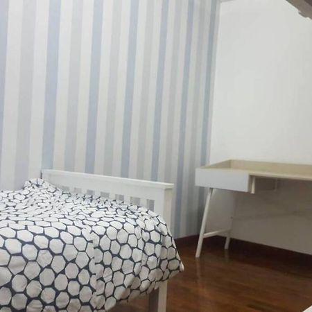 3Rooms 10Pax Mc 5 Star Hotel Sofa&Bed Mrt Mcd Axiata Seri Kembangan Exteriör bild