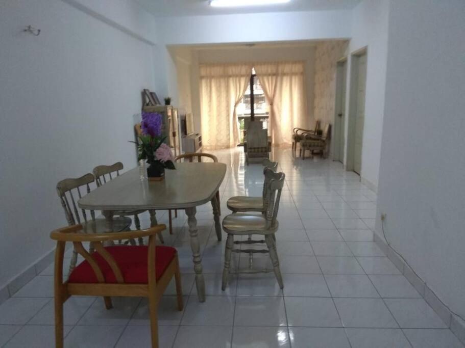 3Rooms 10Pax Mc 5 Star Hotel Sofa&Bed Mrt Mcd Axiata Seri Kembangan Exteriör bild