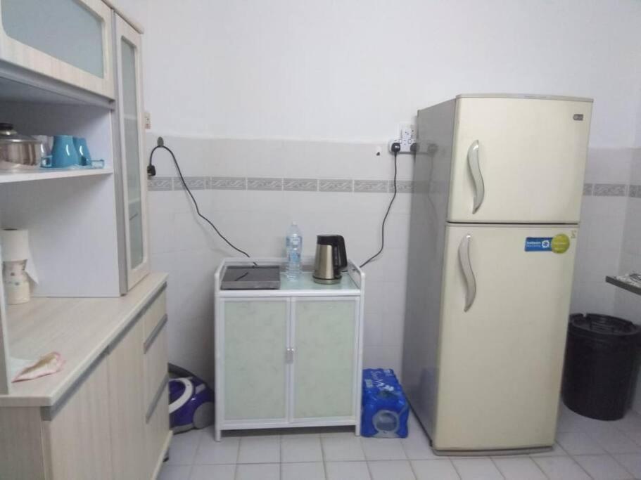 3Rooms 10Pax Mc 5 Star Hotel Sofa&Bed Mrt Mcd Axiata Seri Kembangan Exteriör bild